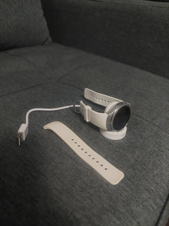 Reloj inteligente Samsung Gear S2 SM-R730A AT&T plateado/blanco + banda grande blanca apagada Foto 4 de 4