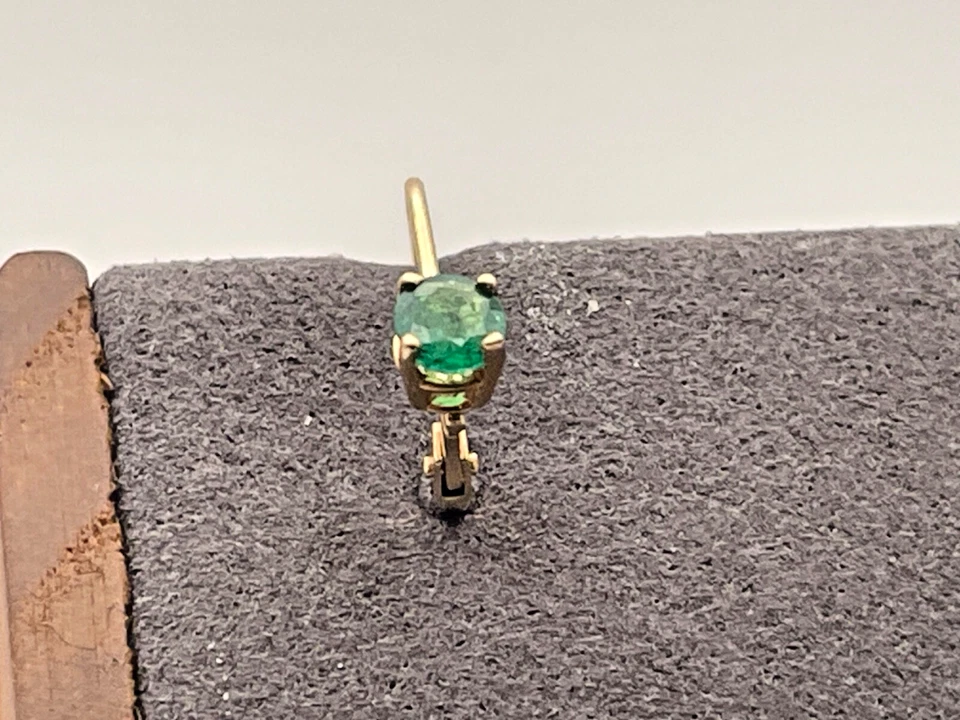 Pendientes de oro amarillo macizo de 14K con patas de circonita verde--316,25 Foto 3 de 4