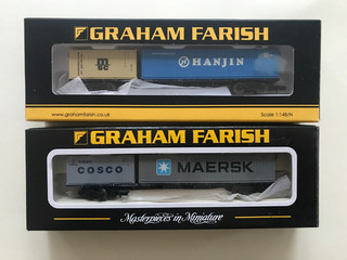 Graham Farish N Gauge Two 63ft Bogie wagons with 1x20ft & 1x40ft containers