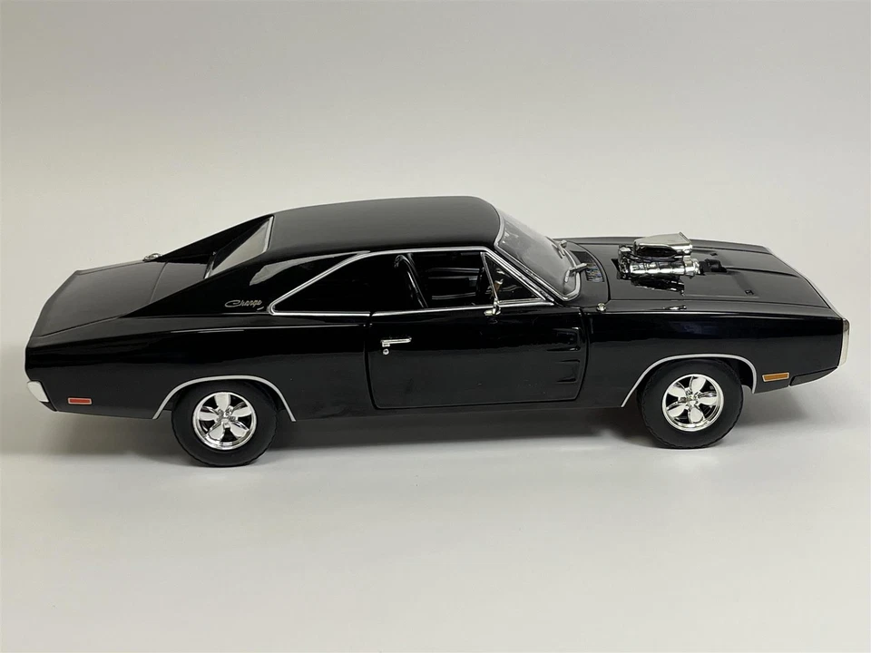 1970 Dodge Charger Blown Engine Black 1:18 Greenlight Artisan Collection 19122 - Image 3 of 4