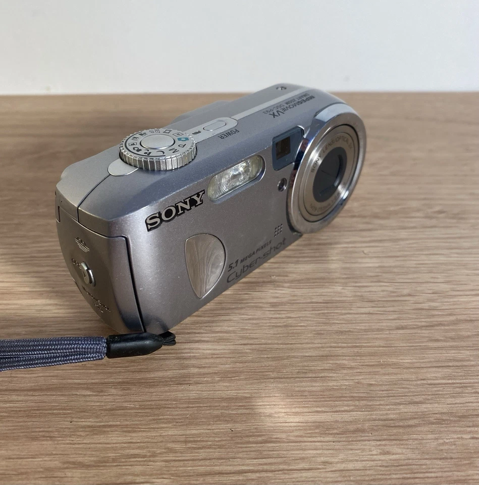 Sony Cyber-shot DSC-P93 5.1MP Digital Camera 3x Zoom Silver & Memory Stick Pro - Image 3 of 4