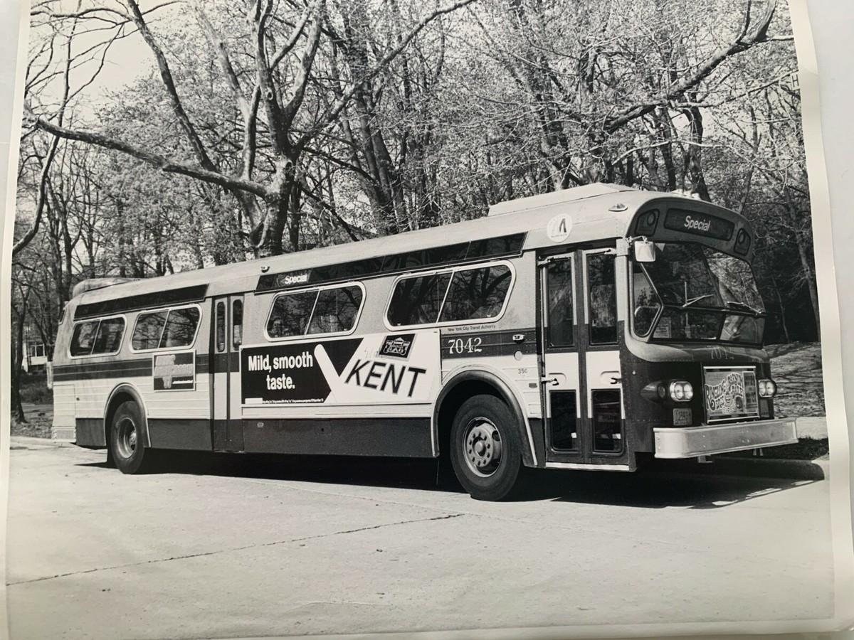 8X10 PHOTO NYC BUS #7042 KENT CIGARETTES RINGLING BROTHERS BARNUM BAILEY  CIRCUS