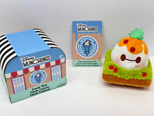 Disney Parks Munchlings Deliciously Disney Peluche Baymax Burrata Aguacate Tostadas