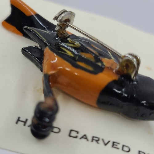 Vintage Carved Wood Hand Painted Takahashi style Baltimore Oriole Bird Pin - Picture 6 of 7