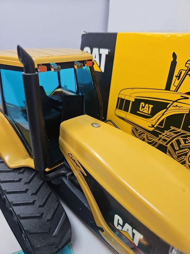 1/16 NZG  CAT Challenger 35 Tracked Tractor Used Damaged - Image 4 of 4