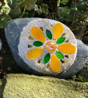 Mosaik auf Naturstein Blume aus Tiffanyglas & Glasmurmel handmade wetterfest
