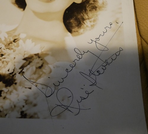 RISE STEVENS HAND SIGNED VINTAGE 10"x8" B&W PHOTOGRAPH CARMEN CHOCOLATE SOLDIER - Picture 2 of 2