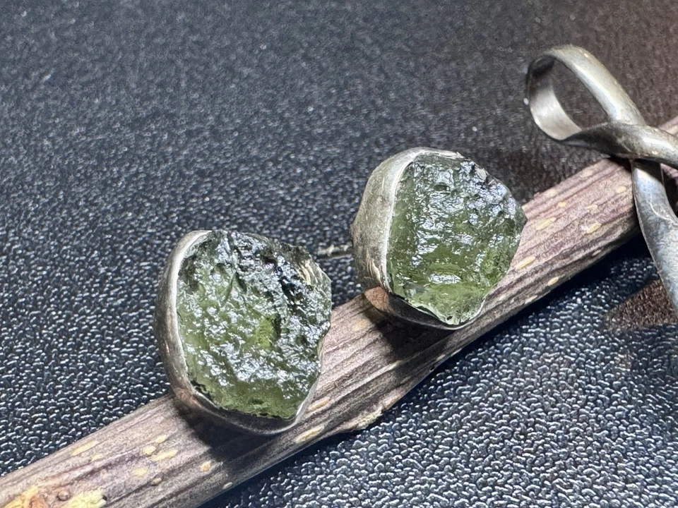 Juego de diamantes de moldavita y herkimer - colgante, pendientes y tachuelas - plata de ley  Foto 4 de 4