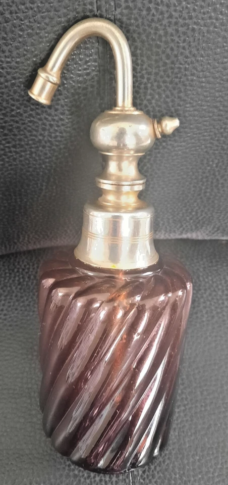 NECESSAIRE TOILETTE EN VERRE ANCIEN VIOLET:  ATOMISEUR, POT BAGUIER, PORTE SAVON - Photo 3/4