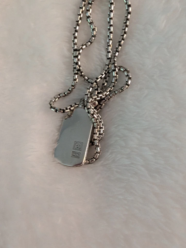 Colgante con etiqueta de perro David Yurman de plata de ley con bolsa Foto 4 de 4