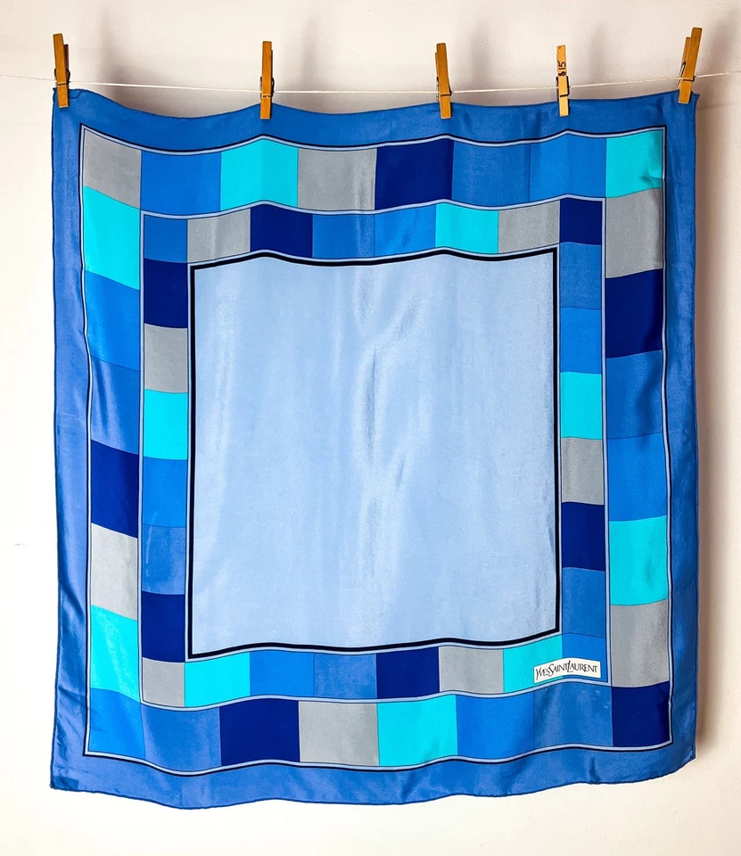 Cachecol de seda vintage YSL Yves Saint Laurent quadrado Paris estampa geográfica azul vintage França - Imagem 2 de 4