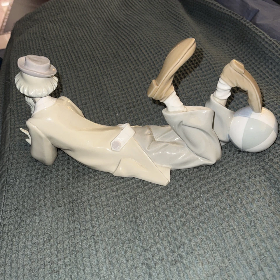 LLADRÓ Fig.  #4618 of a Clown Lying Down with a beach ball. Original packaging  - Image 3 of 3