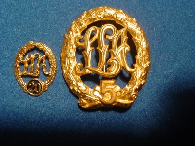 B10 BAVARIA SPORTS BADGE - GOLD 28.00x28.5mm approx see picture