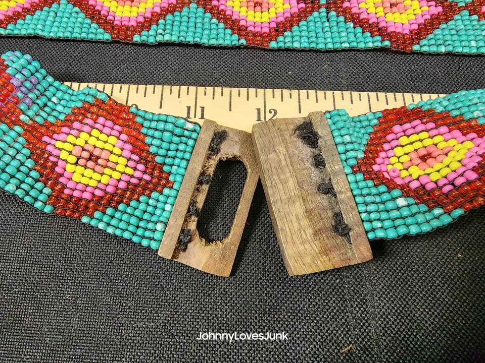 Antiguo cinturón de cuentas de semillas nativas americanas hebilla de madera usado Foto 4 de 4