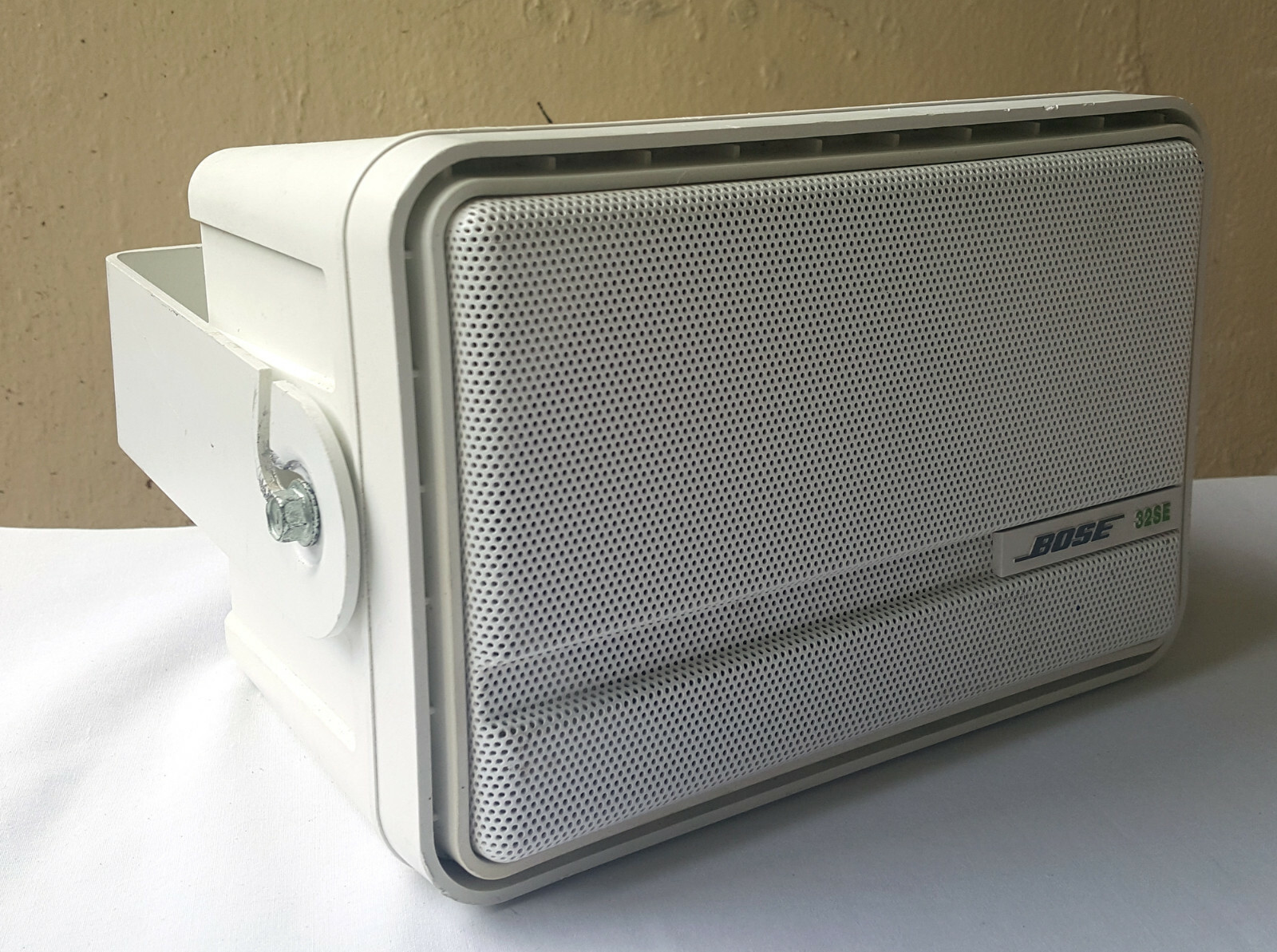 Bose 32se Environmental Speaker White 70v Bracket Mounting
