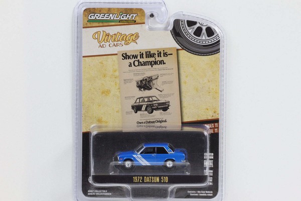 1:64 Greenlight 1972 Datsun 510 Metallic Blau Vintage Ad Cars Series 11-image