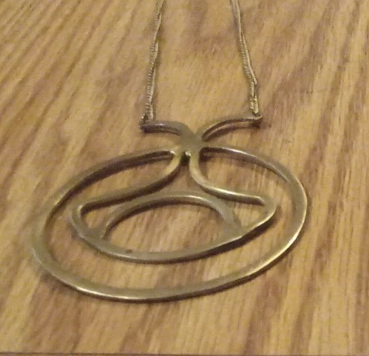 Colar brutalista Anthropologie bronze martelado! - Imagem 3 de 4