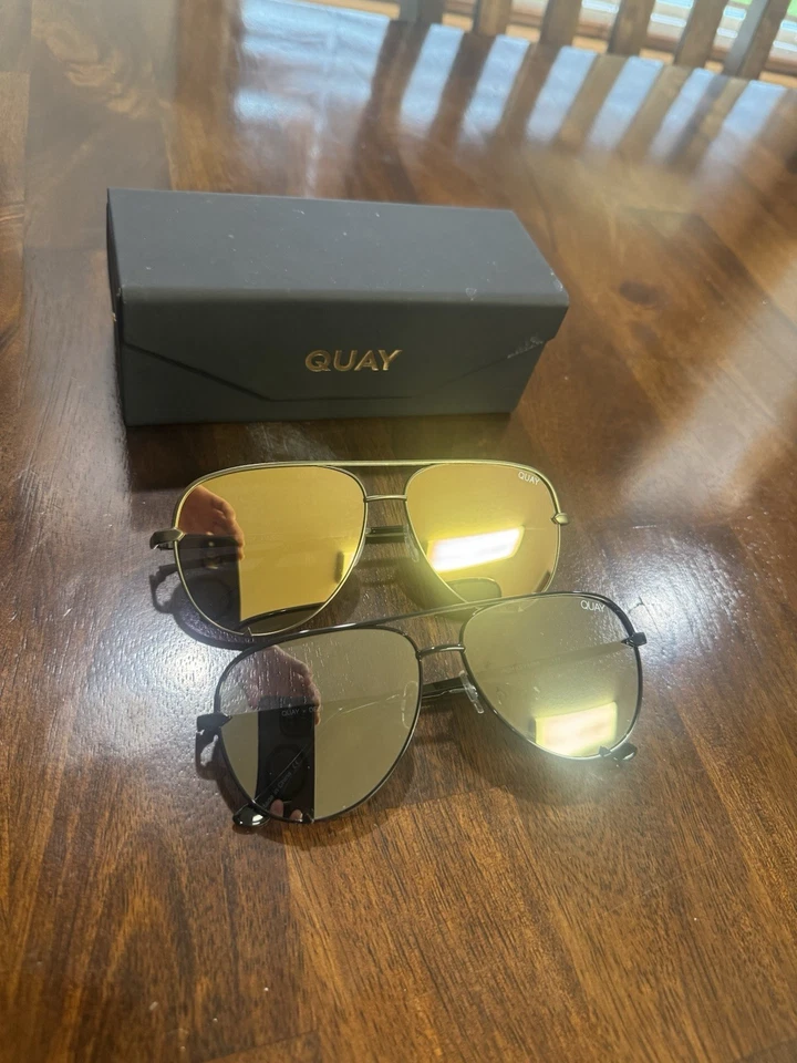 Juego de 2 gafas de sol de aviador negras y doradas QUAY X Desi High Key 111 Foto 2 de 4