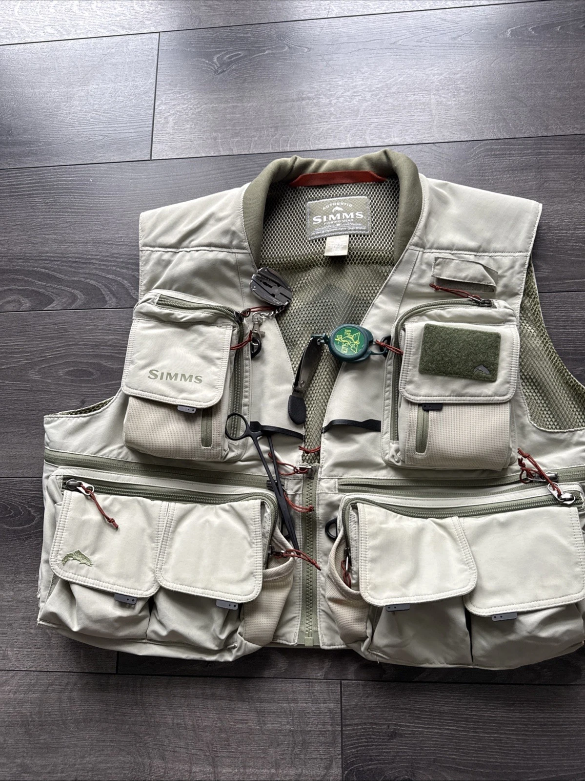 Simms Multi Pocket Fly Fishing Vest Men’s Size L. Light Green
Opens in a new window or tab