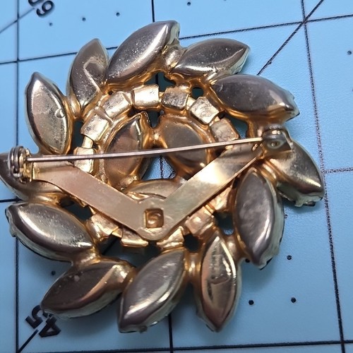 Broche corona estrás verde esmeralda vintage 2" tono dorado conjunto de puntas sin firmar - Imagen 5 de 7
