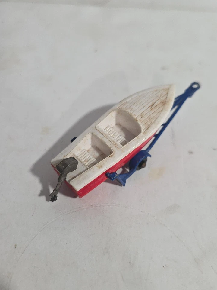 VVG 1961 Matchbox #48 Sportsman Boat & Trailer, Red over White with Gold Motor - Image 4 of 4