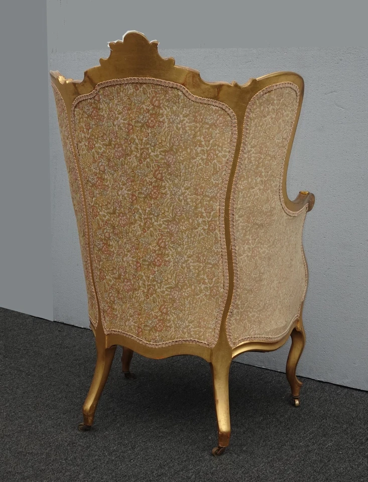 Silla Bergere vintage francesa provincial estilo Luis XVI dorada con respaldo de ala alto Foto 4 de 4