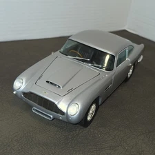 Sun Star Aston Martin DB5 1963 James Bond 007 1:18 Diecast Car 