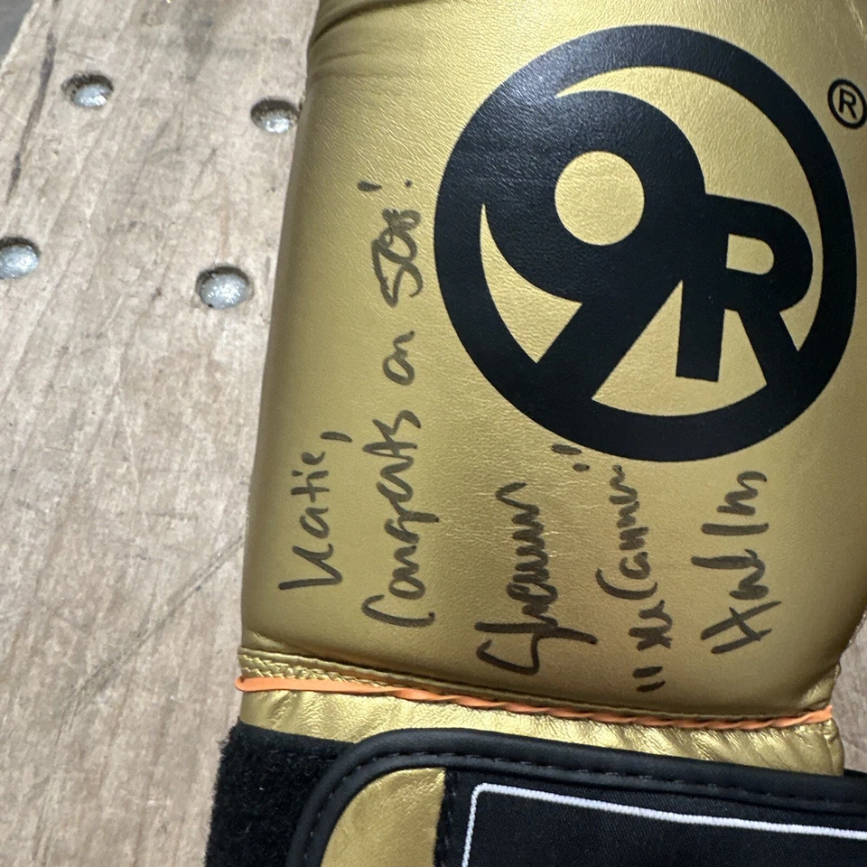 GUANTES DE BOXEO DORADOS 9 REDONDOS FIRMADOS Katie Congrats On Boxer Desconocido Años 50 Foto 2 de 4