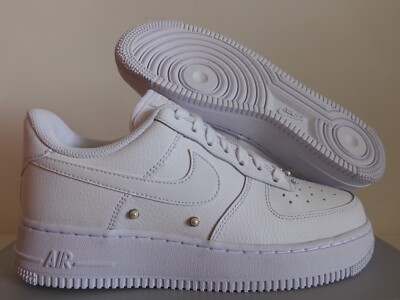 WMNS NIKE AIR FORCE 1 07 SE WHITE-METALLIC SILVER 