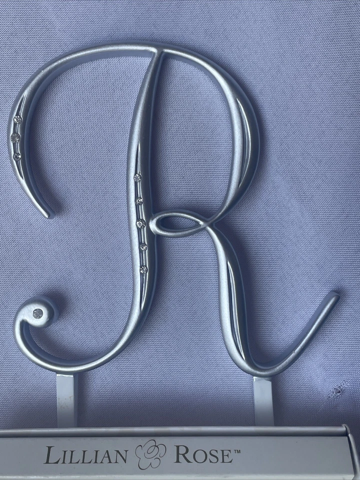 Topper de pastel con monograma plateado Lillian & Rose “R” Mmfj Foto 3 de 4