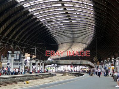PHOTO  THE IMPRESSIVE TRAIN SHED AT YORK STATION