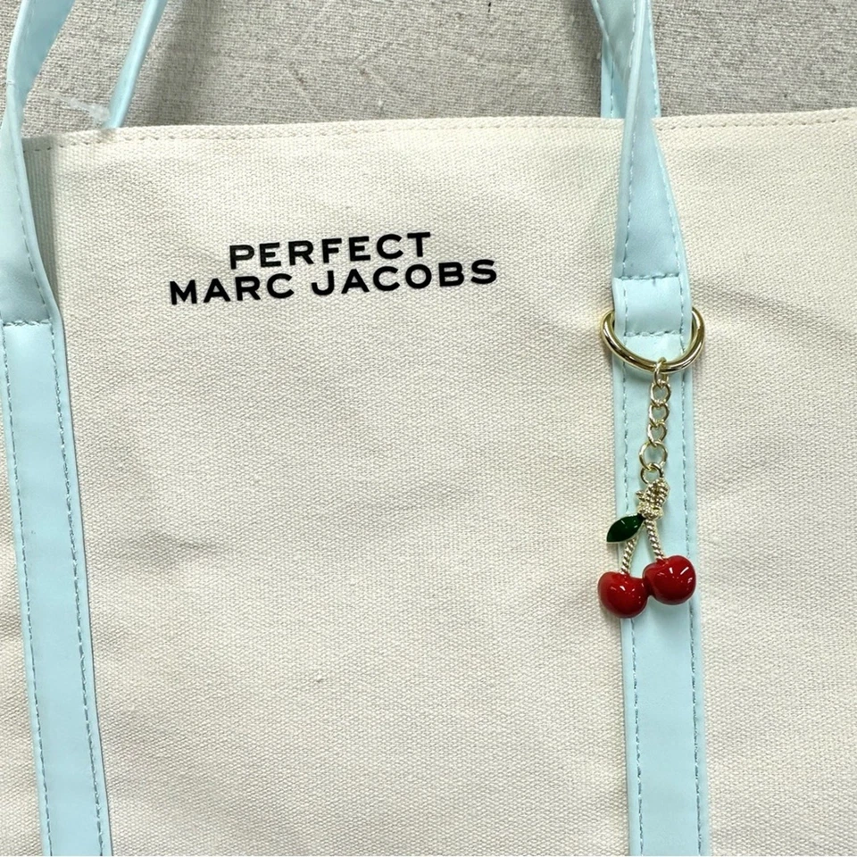 Bolsa tote Marc Jacobs perfeita de linho edição limitada com charme de cereja nova com etiquetas - Imagem 4 de 4