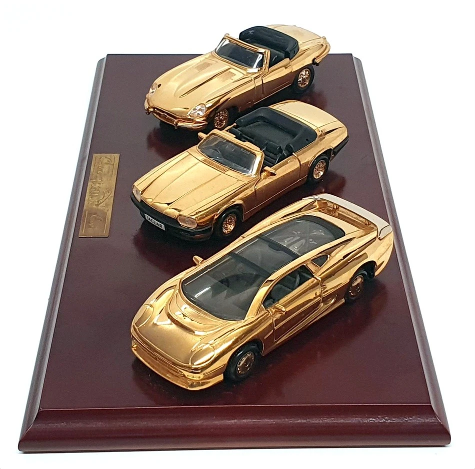 Juego de 3 coches Maisto escala 1/38 3JAGG - Jaguar E-Type XJS y XJ220 - Chapado en oro de 22 quilates Foto 3 de 4