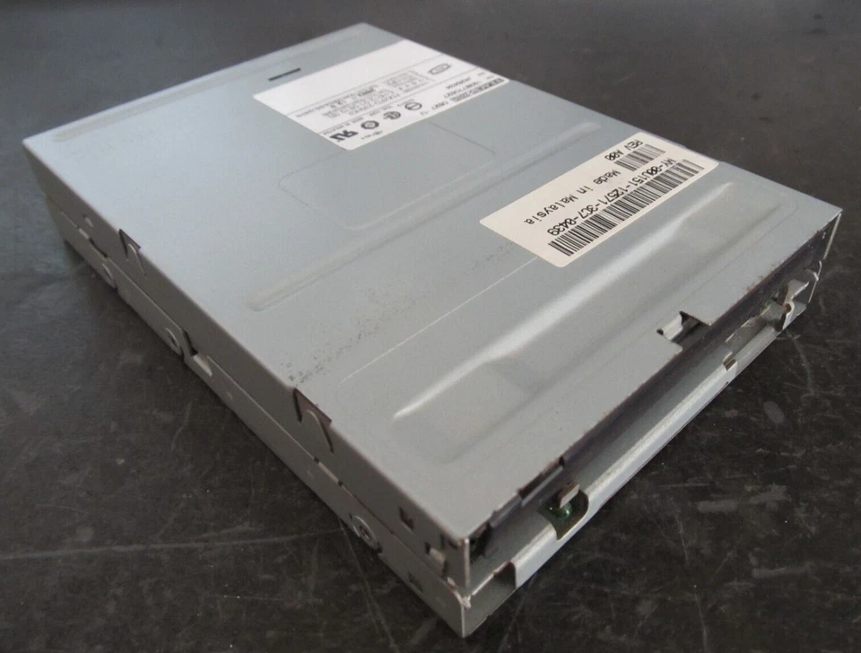 TEAC 3.5" FLOPPY DRIVE MODLE # FD-235HG P/N 193077CB27 VINTAGE PART 2OO3 - Image 2 of 4