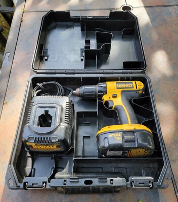 DeWalt 18V cordless drill driver DC720 w case charger Tested works 