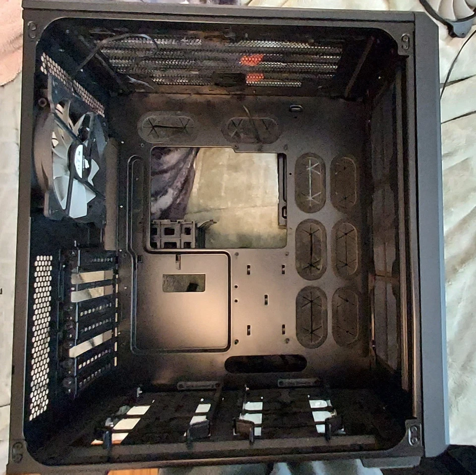 Funda para ordenador Corsair ROG. Mid ATX, todos los paneles laterales y tornillos suministrados. Foto 2 de 3