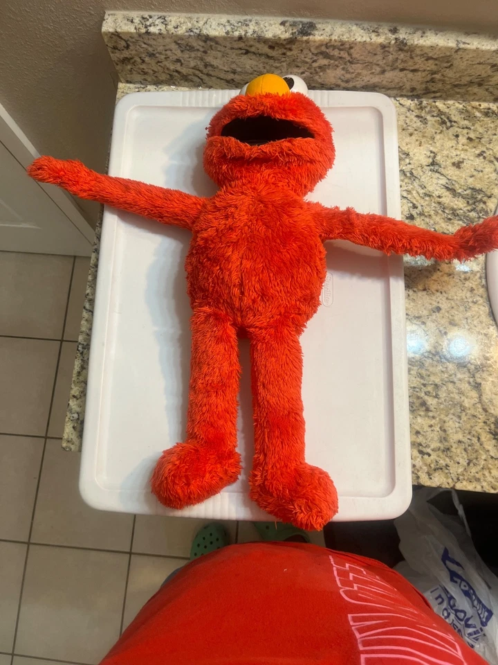 2012 Hasbro Sesame Street Big Hugs Me Elmo 22" Plush Talks & Sings*** Working - Image 2 of 4