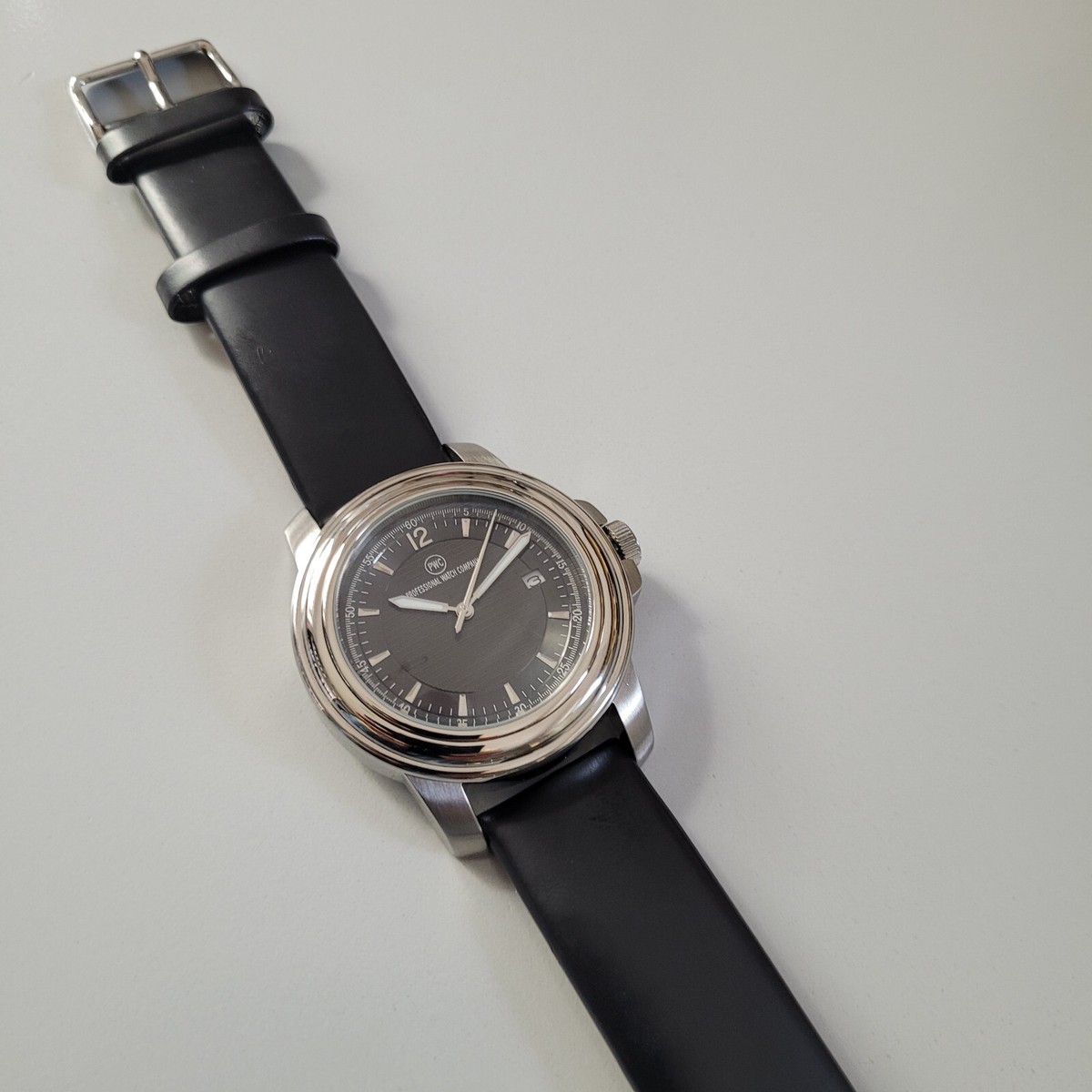 alte PWC Herren /Männer Quarz-Uhr GLOBE #275 schwarz; ungetragen