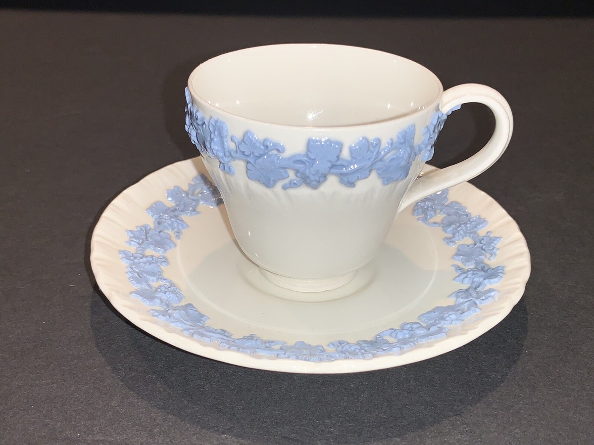 Vintage 1950 Wedgwood Queensware Cream on Lavender Tea Cups With Saucers, Set Of 7 display picture 1