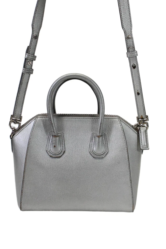 Bolso de mano pequeño Antígona Givenchy para mujer metálico plateado piel de cabra azúcar Foto 4 de 4