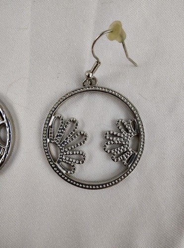 1.25"OPEN CIRCLE DAISY FLOWER HOOK EARRINGS,SILVERTONE METAL,FLORAL,ROUND,PRETTY - Picture 3 of 4