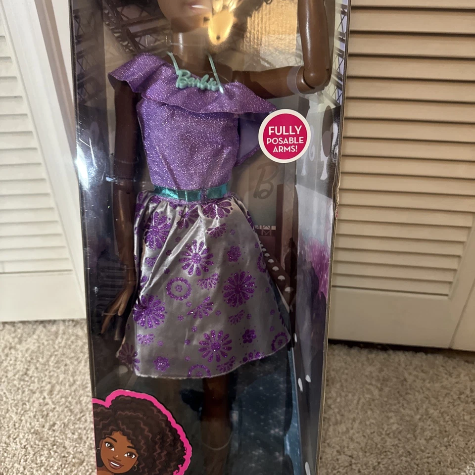 Barbie Talla 28" Mejor Amiga de Moda Pelo Rizado Muñeca Afroamericana Foto 3 de 4