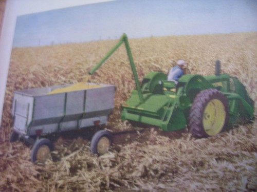 VINTAGE JOHN DEERE ADVERTISING SHEET -630 TRACTOR / 227 PICKER SHELLER -1960 - Picture 2 of 2