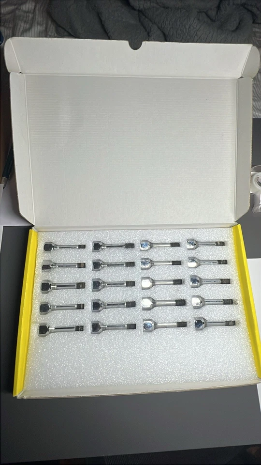 Ferrari 488 GTB - 488 spider - Full Set !!! Genuine Ferrari ! OEM lug nuts !! - Image 2 of 4