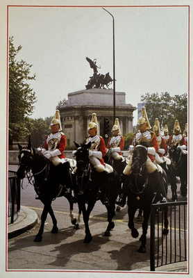 London, Queens berittene Truppen passieren Hyde Park, Farbbild Ansichtskarte