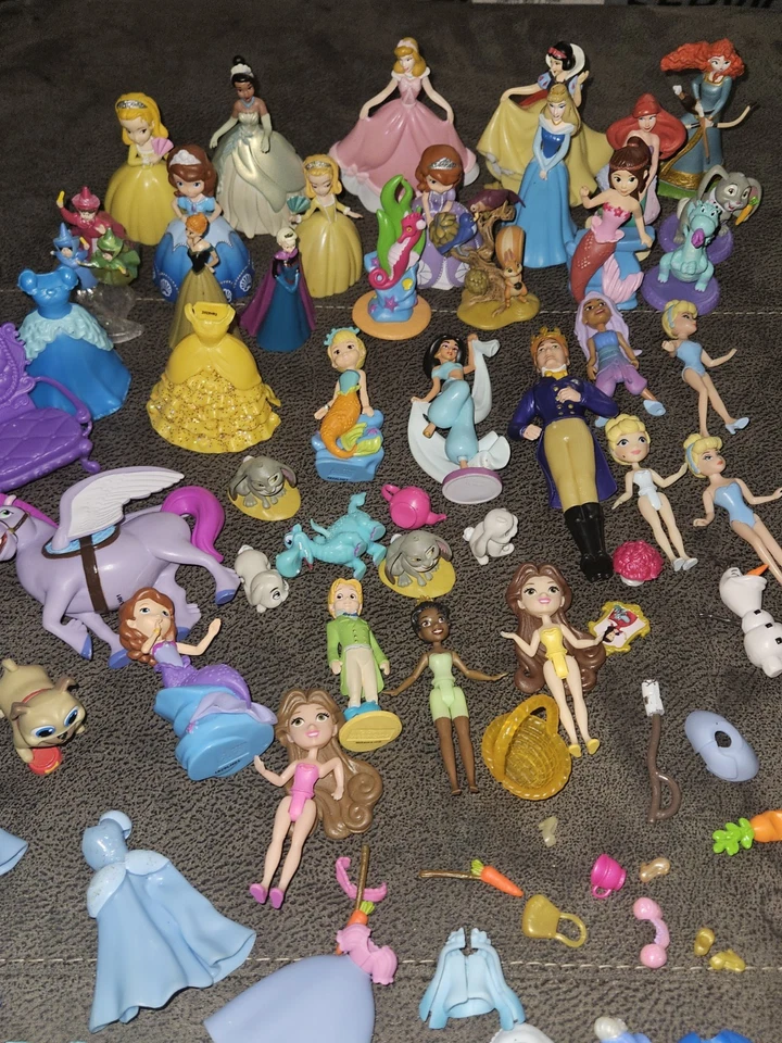 Gran Lote 75 Figuras Disney Juguetes Princesas, Sofía la Primera, Ropa y Accesorios Foto 2 de 4
