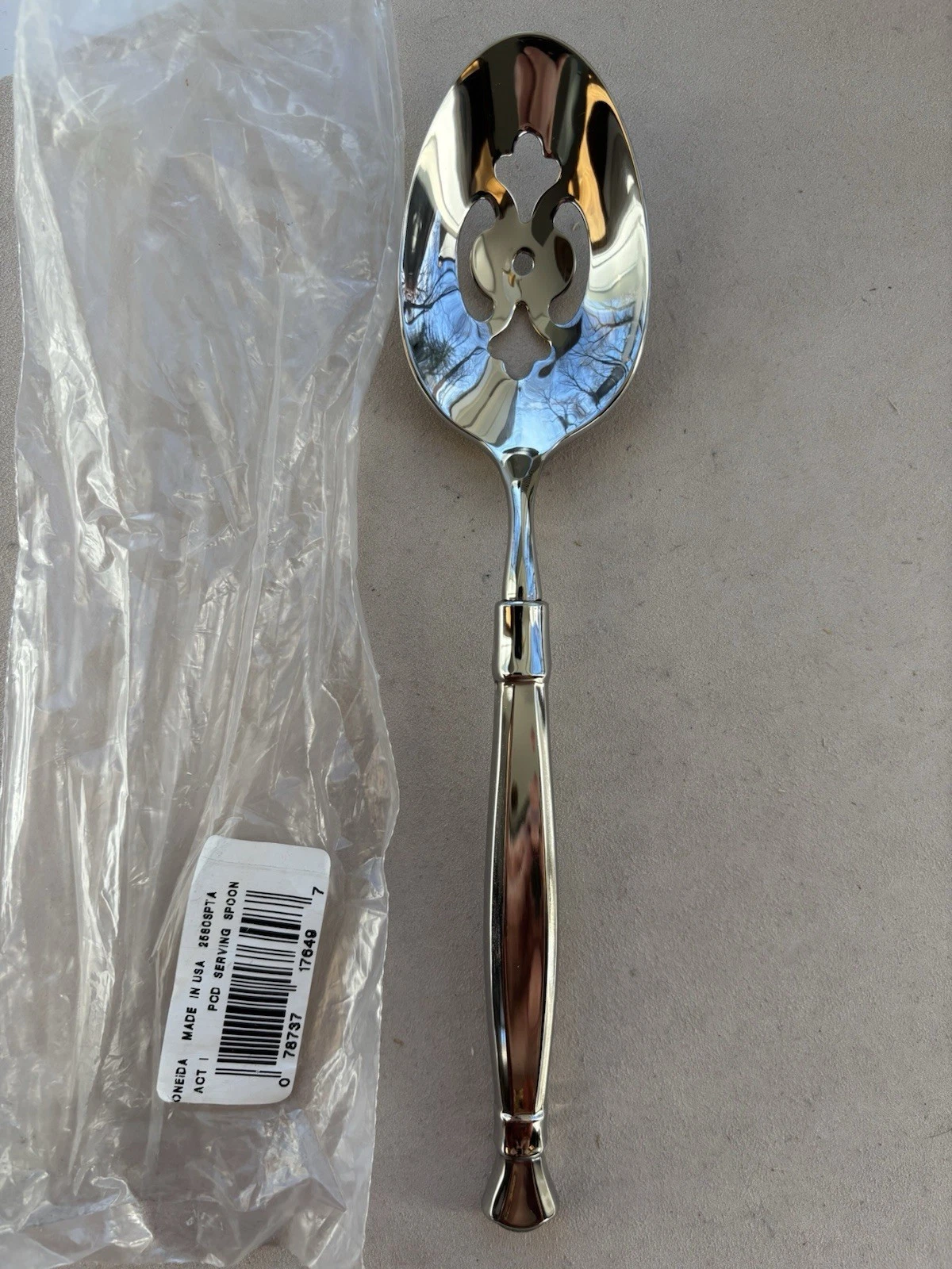 Oneida - ACT I (glossy) - pierced tablespoon (pierced serving spoon) NEW