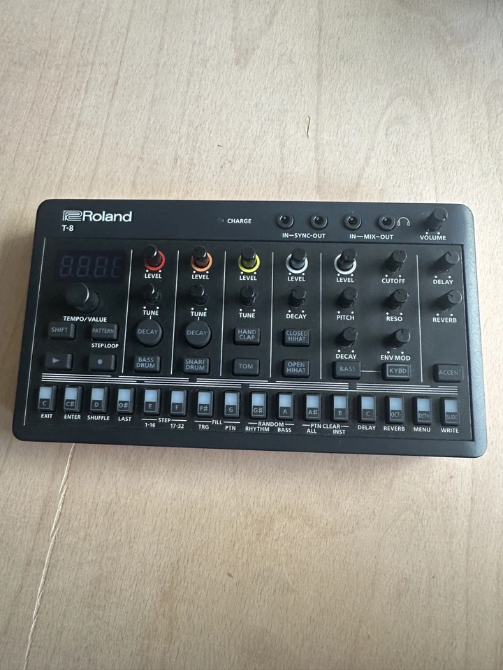 Máquina de ritmo compacta Roland T-8 Aira probada máquina de batería portátil sintetizador de bajos Foto 3 de 4