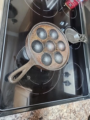 Griswold Cast Iron #32,  A962 Aebleskiver  Pan, Vintage, Erie PA "Early Handle"