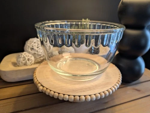 Pyrex Mixing Bowl-Made from lime glass